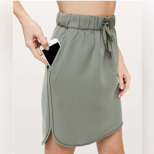 Lululemon on the fly Women's Grey/ Sage Green Skirt with Pockets size 6